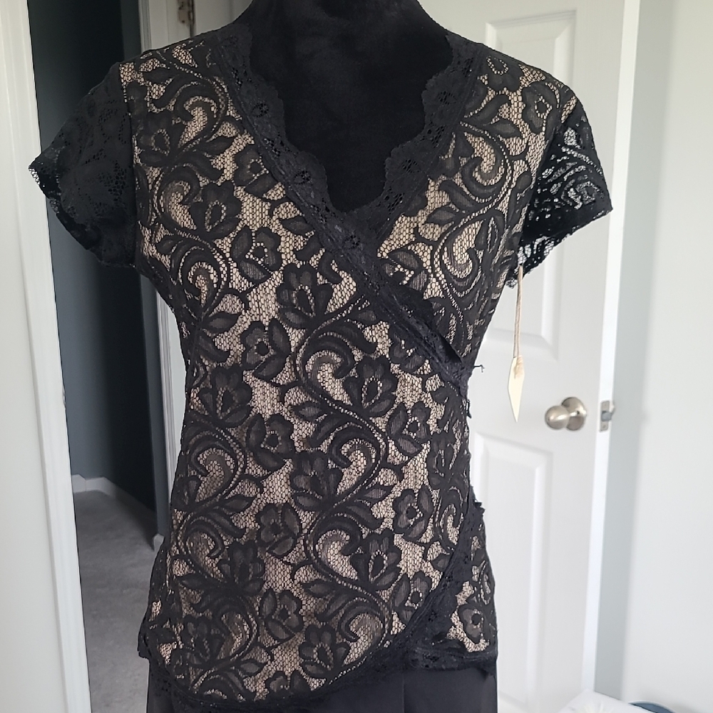 🌻4 For $20🌻Elegant Black Lace Wrap Top